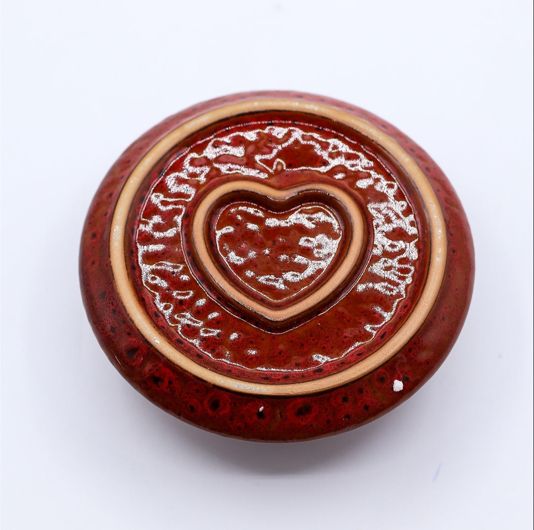 SOPORTE DE CERÁMICA PARA PALO SANTO Y ATADOS-MANDALA-( ROJO CON CORAZÓN BRILLANTE)