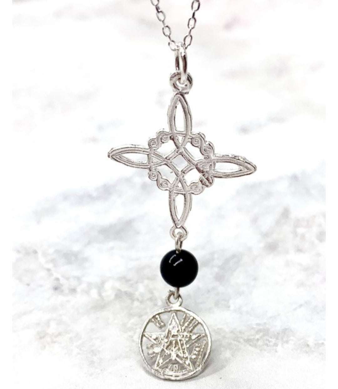 COLGANTE TRIPLE PROTECCIÓN "NUDO DE BRUJA, TURMALINA NEGRA Y TETRAGRAMATÓN"