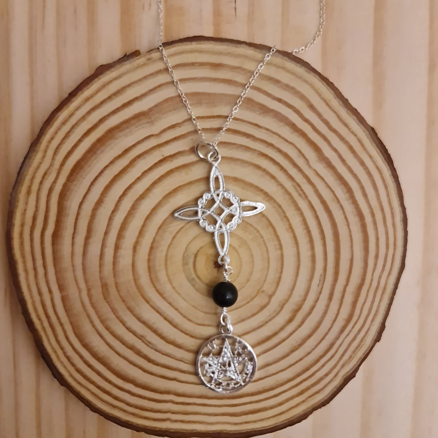 COLGANTE TRIPLE PROTECCIÓN "NUDO DE BRUJA, TURMALINA NEGRA Y TETRAGRAMATÓN"